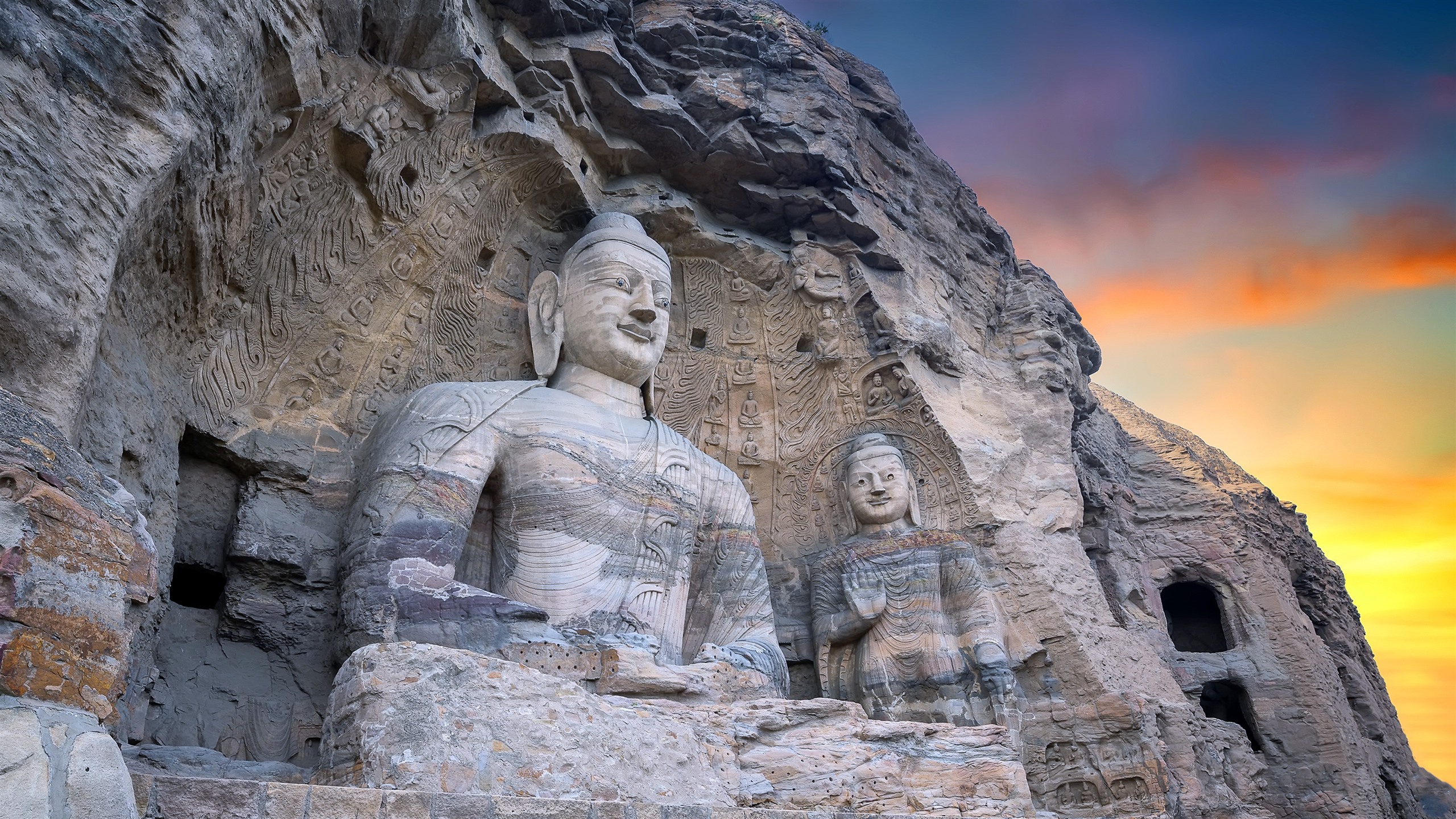 【异地军恋重逢指南：如何让短暂的相聚更有意义】<br><br>在当代社会，异地军恋群体面临着独特的情感挑战。据《2023年中国军人婚恋状况白皮书》显示，超过68%的现役军人处于异地恋状态，其中平均见面间隔长达4.7个月。这种特殊的恋爱模式，催生了"补偿性亲密"现象——即伴侣在短暂重逢时会产生强烈的情感补偿需求。<br><br>一、军恋重逢的三大心理特征<br>1. 时间压缩效应：72小时相聚承载着150天的思念<br>2. 情感代偿行为：身体接触频次是普通情侣的3.2倍<br>3. 分离焦虑前置：重逢第3天就开始出现离别焦虑<br><br>二、科学规划重逢时间的"3-3-3法则"<br>1. 前3小时：建立安全感（肢体语言比言语更有效）<br>2. 中间3天：创造共同记忆（建议进行需要协作的新活动）<br>3. 最后3小时：建立情感锚点（共同规划下次见面细节）<br><br>三、军地恋爱专家推荐的5个重逢活动<br>1. 双人军事主题密室逃脱（增强协作能力）<br>2. 制作战地爱情手账（可视化情感历程）<br>3. 录制未来视频信（应对分离焦虑）<br>4. 共同学习战地急救课程（实用技能培养）<br>5. 设计专属通讯密码（提升日常联系质量）<br><br>四、注意事项<br>1. 避免过度消费：调查显示83%的军恋情侣存在"重逢消费过度"现象<br>2. 管理预期落差：实际相聚体验与想象的匹配度通常只有67%<br>3. 身体适应：突然的亲密接触可能引发应激反应<br><br>中国军人婚恋研究会建议，部队可考虑建立"军属重逢适应指导站"，提供专业的心理咨询和活动规划服务。目前已有试点单位开展"智能重逢规划系统"，通过算法为每对情侣生成个性化相聚方案，试用满意度达89%。<br><br>（注：本文数据来源于《2023中国军人婚恋状况白皮书》，如需完整报告请联系中国军人婚恋研究会官方邮箱）